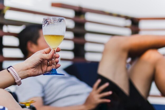 Femme tenant un verre de bière sur