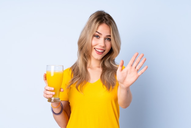 Femme tenant un verre de jus d'orange