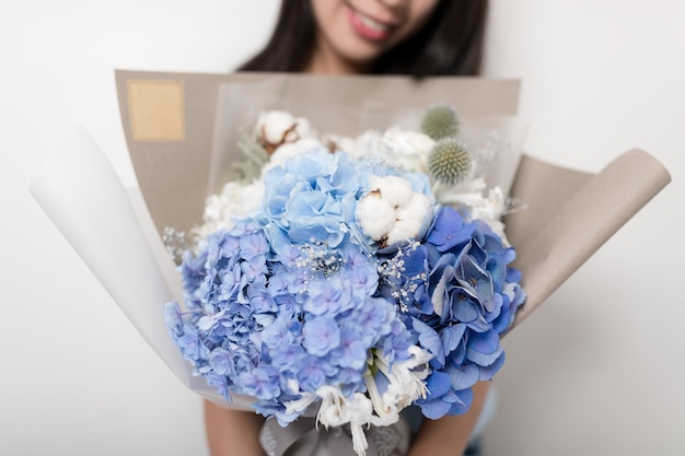 Femme tenir avec bouquet de fleurs