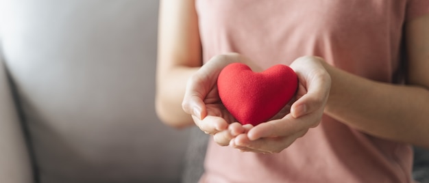 Femme tenir coeur rouge amour don d'assurance-maladie heureuse journée de santé mentale bénévole de charité