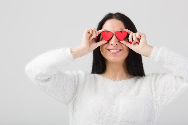 Femme tenir le coeur rouge portrait concept de la Saint-Valentin