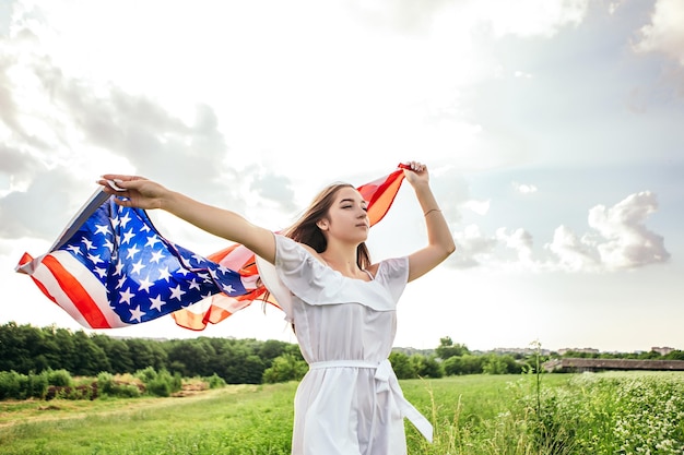 Femme tenir le drapeau américain