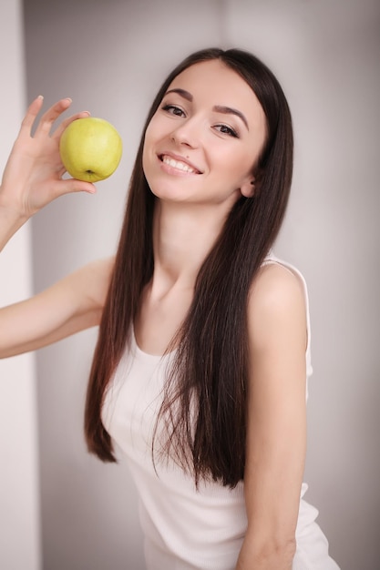 Femme tenir pomme verte