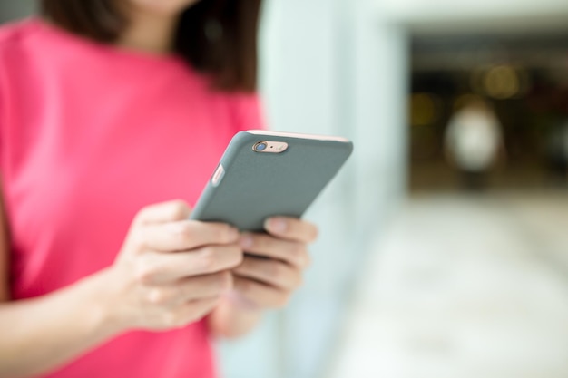 Femme tenir avec un téléphone intelligent