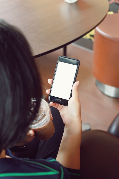 Photo femme tenir le téléphone portable dans la main pour les affaires, l'éducation, le shopping ou les médias sociaux