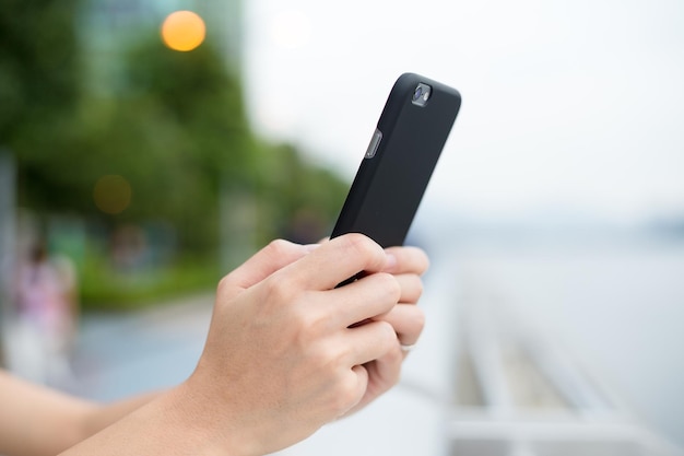 Femme tenir avec téléphone portable