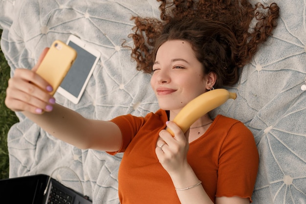 Femme tenir le téléphone et souriant