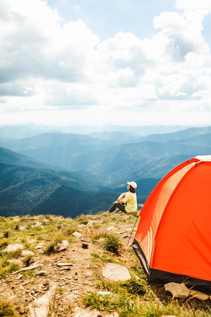 Photo femme avec une tente au sommet de la montagne