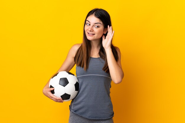 Femme, tenue, a, ballon football