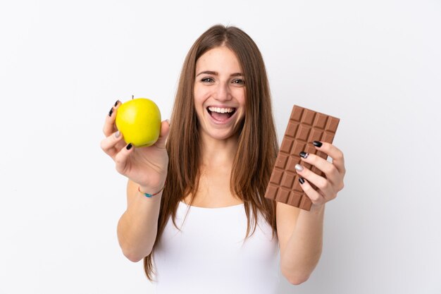 femme, tenue, chocolat, pomme, isolé, mur