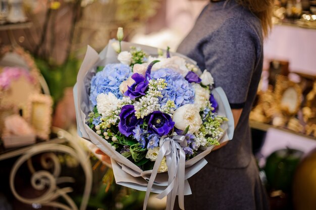 Femme, tenue, grand, beau, bouquet, bleu, blanc, tonalités