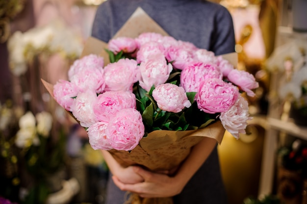 Femme, tenue, grand, bouquet, rose, pivoines