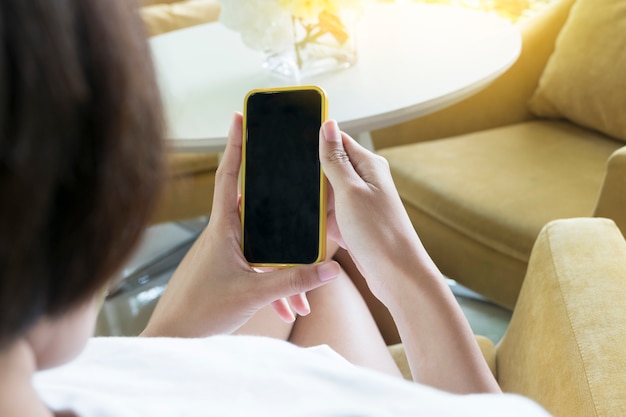 Femme, tenue, intelligent, téléphone, café