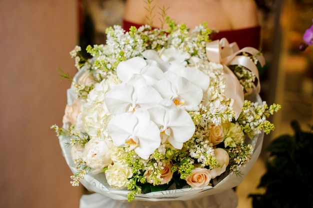 Femme, tenue, magnifique, bouquet fleurs