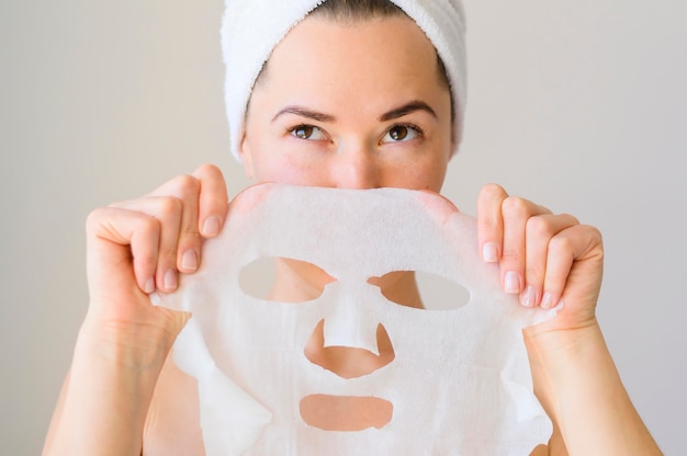 Femme, tenue, masque facial