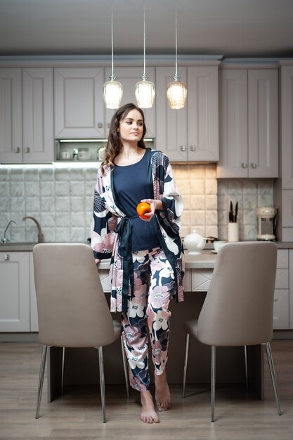 Femme en tenue de nuit dans la cuisine