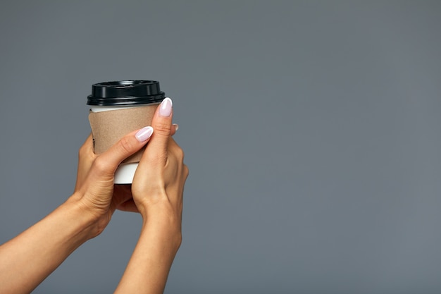 Femme, tenue, papier, café, tasse