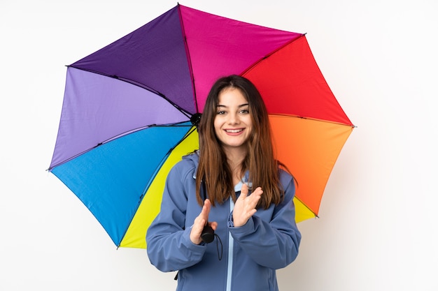 Femme, tenue, parapluie, blanc, mur, applaudir