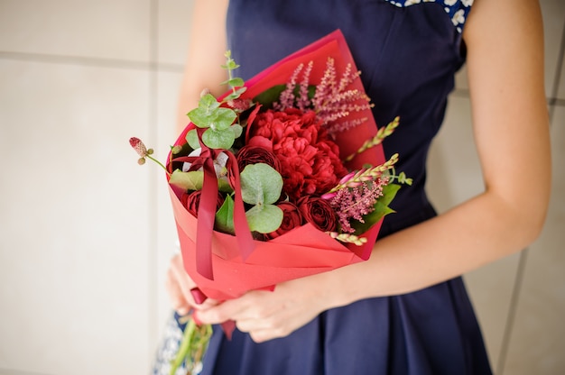 Femme, tenue, petit, bouquet fleurs