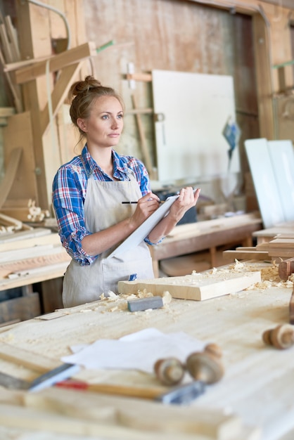 Femme, tenue, presse-papiers, boiseries, magasin