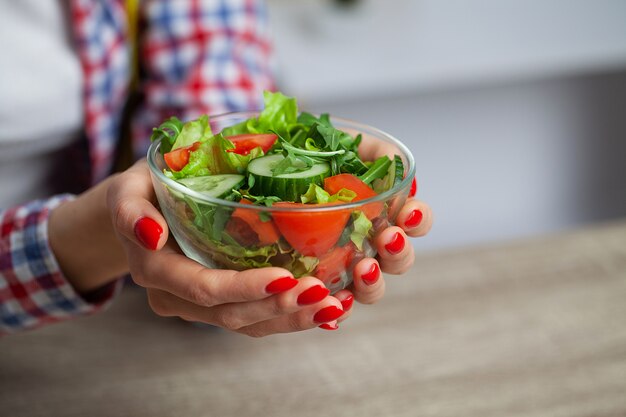 Femme, tenue, salade, mains, sain, style de vie