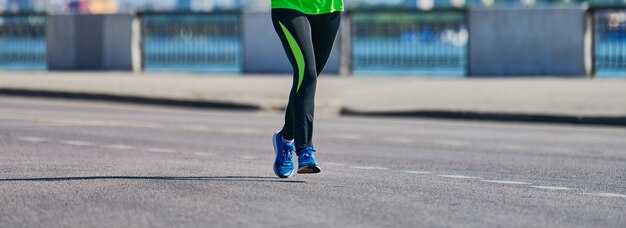 Femme en tenue de sport en cours d'exécution dans la rue