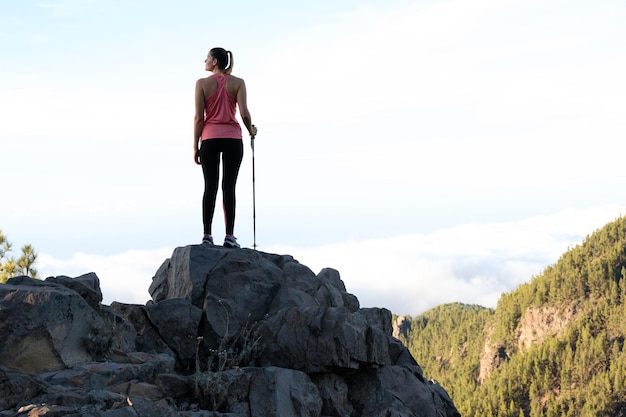 femme en tenue de sport randonnée au coucher du soleil