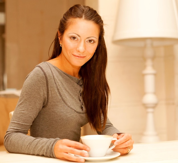 Femme, tenue, tasse, café