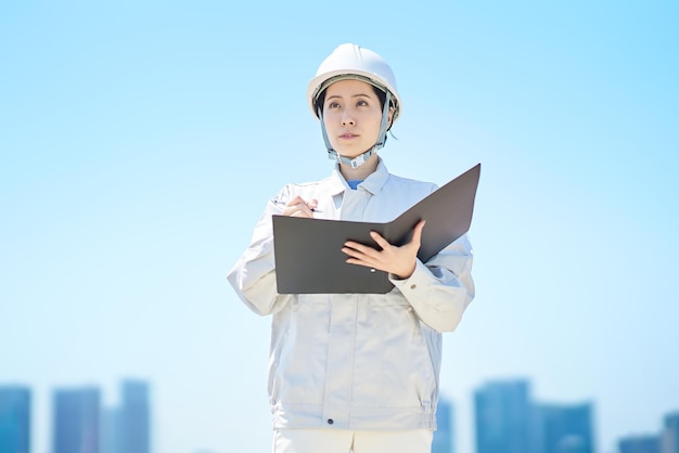 Une femme en tenue de travail vérifiant le site