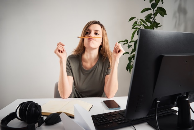 Photo femme tergiverser au travail à distance au travail à domicile et problème de bureau à domicile