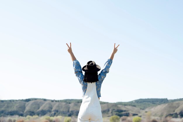 Photo femme sur le terrain avec le symbole de la victoire