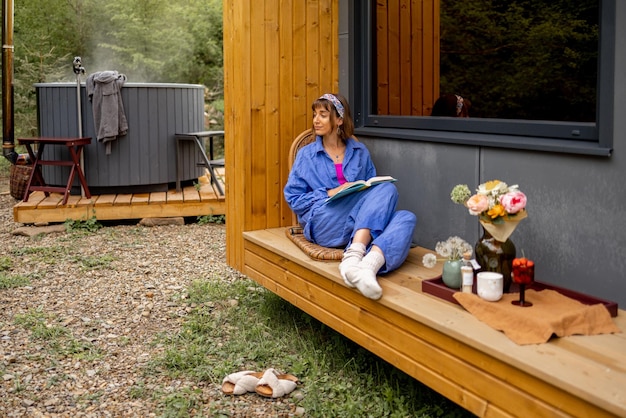 Femme sur la terrasse de la maison sur la nature