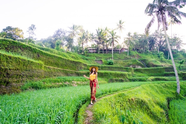 Femme à la terrasse de riz de Tegalalang à Bali