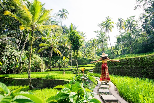 Femme à la terrasse de riz de Tegalalang à Bali