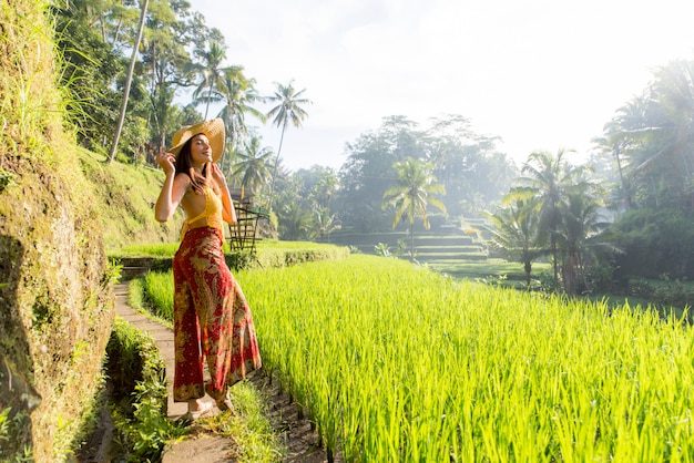 Femme à la terrasse de riz de Tegalalang à Bali