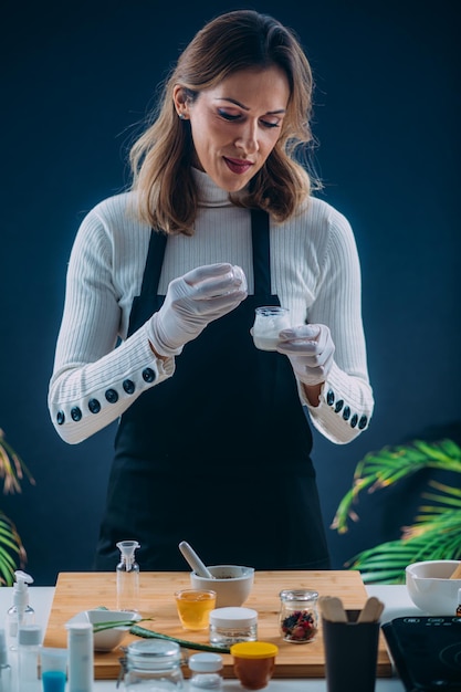 Femme testant le parfum d'une crème de beauté maison pour le visage