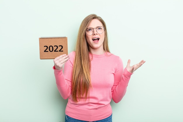 femme à tête rouge à la recherche désespérée, frustrée et stressée du concept de l'agenda 2022