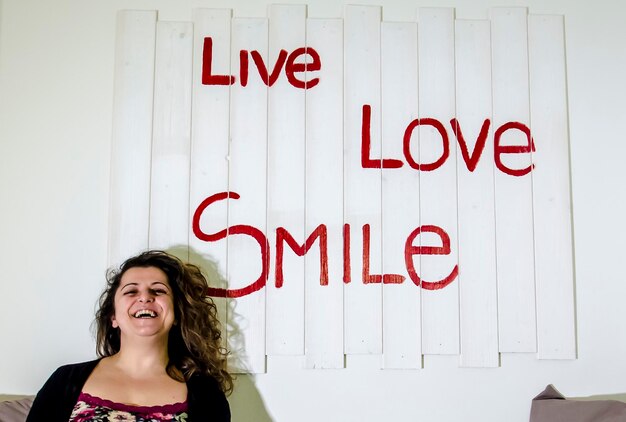 Photo femme avec un texte sur le mur