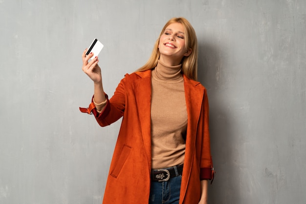 Femme, sur, texturé, fond, à, troubler, tenue, cassé, smartphone