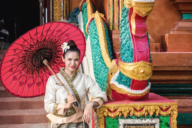 Femme thaïlandaise en costume traditionnel de la Thaïlande