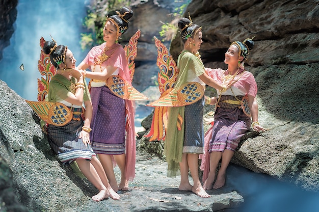 Photo femme thaïlandaise en costume traditionnel de la thaïlande.