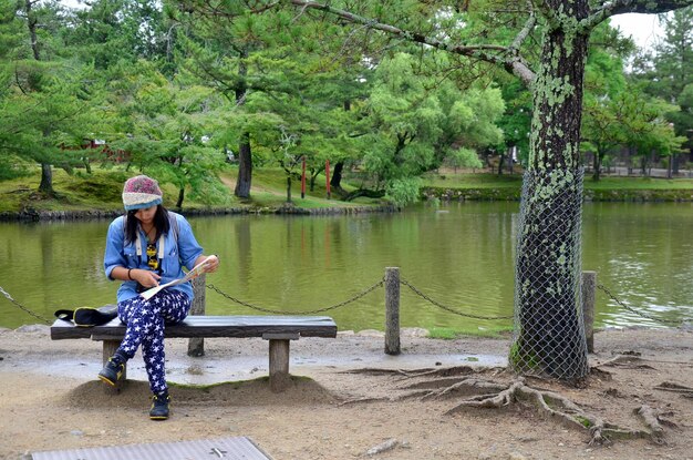 Femme thaïlandaise regardant la carte dans le jardin du temple Todaiji à Nara au Japon