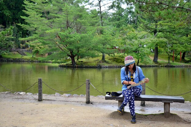 Femme thaïlandaise regardant la carte dans le jardin du temple Todaiji à Nara au Japon