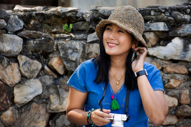 Une femme thaïlandaise voyage et s'assoit pour se détendre sur un banc de coffre dans le jardin de la source chaude de Pa Tueng à Mae Chan à Chiang Rai en Thaïlande