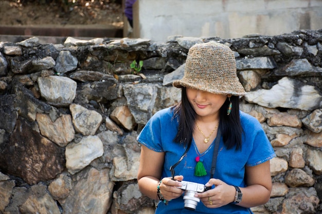 Une femme thaïlandaise voyage et s'assoit pour se détendre sur un banc de coffre dans le jardin de la source chaude de Pa Tueng à Mae Chan à Chiang Rai en Thaïlande