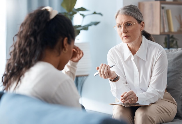 Femme thérapeute et consultant un patient triste dans le conseil en santé mentale ou en psychologie pour les soins de santé Personne de sexe féminin ou psychologue parlant à un client souffrant d'anxiété ou de stress lors d'une consultation thérapeutique