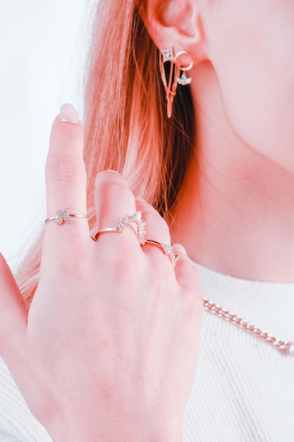 Une femme tient une bague avec une bague en diamant dessus.