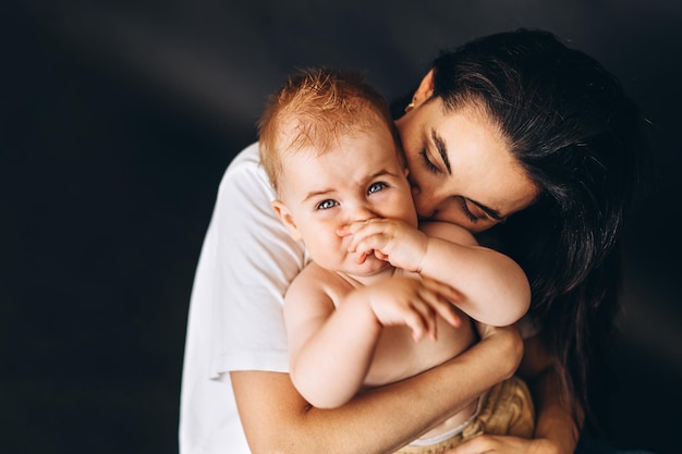 Une femme tient un bébé dans ses bras