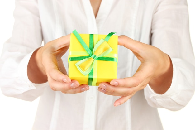 La femme tient la boîte avec le cadeau sur le plan rapproché blanc de surface