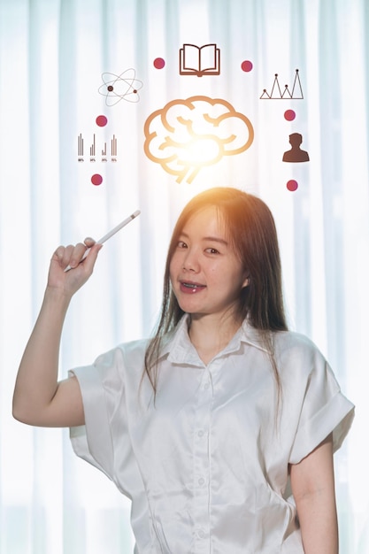 Une femme tient un dessin d'un cerveau avec les mots cerveau dessus